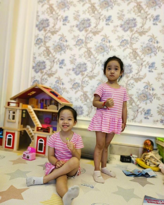 杨威晒三子女在豪宅玩耍照，双胞胎女儿越长越不像，身高差明显