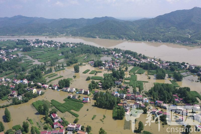 △6月24日，航拍安徽省六安市裕安区西河口乡受灾现场。中新社记者 张娅子 摄