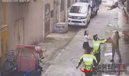 ■2018年9月19日，在凤岗镇兴贸西路一巷，路过的白衣女子与民警以及外卖小哥合力用垫子将坠楼的婴儿救下 视频截图