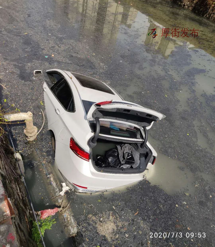 掉入河中的小车