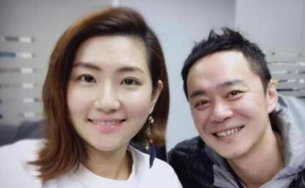 毁容1年后，Selina与不离不弃的张承中完婚，开始了被吸血的5年