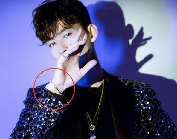 赵薇删照片疑似婚变,张翰戴郑爽送的手链拍照,疑似复合