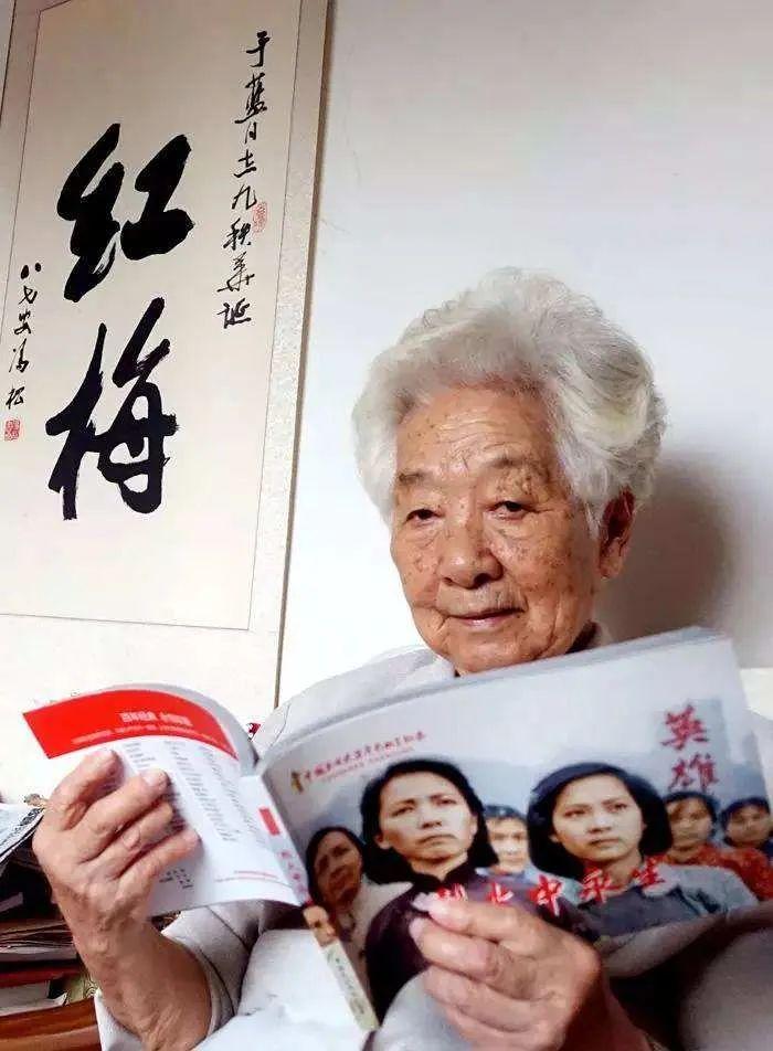 66岁李雪健悼念姑妈于蓝，两鬓斑白显憔悴，患癌20年夫人不离不弃