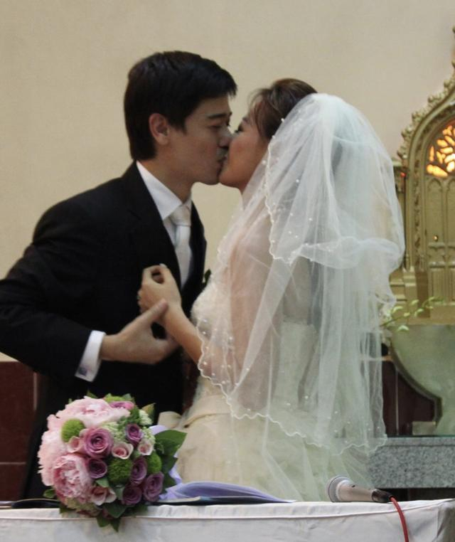 43岁钟丽淇结婚十年与丈夫患难见真情，9岁女儿会走路夫妻感欣慰