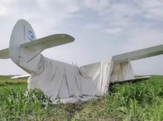 黑龙江一架飞机因故障迫降庄稼地，机长头部受伤…【视频】