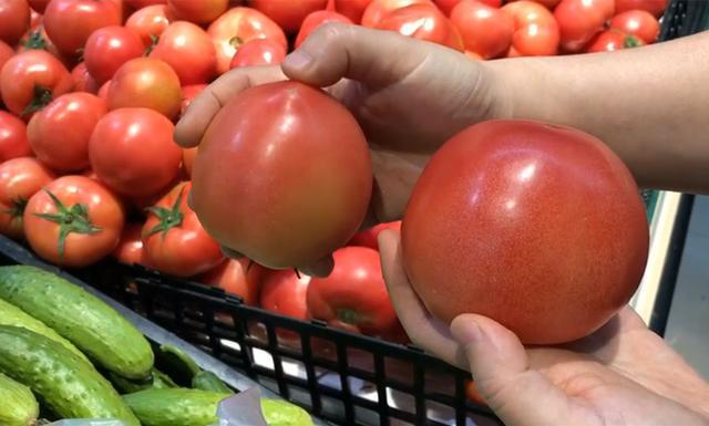 买西红柿要选母的，底部一眼就能辨出，沙甜多汁，老农诀窍真管用