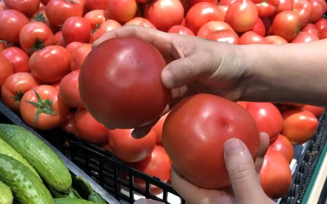 买西红柿要选母的，底部一眼就能辨出，沙甜多汁，老农诀窍真管用