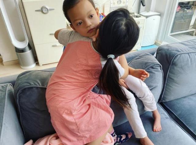 钟丽淇9岁女儿才学会走路又确诊脊柱侧弯，治疗过程忍痛不哭不闹