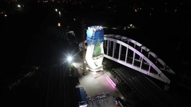 国内铁路首座斜拉桥裸塔转体施工顺利完成