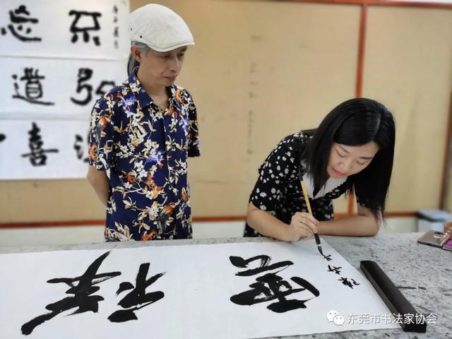 东莞市第三届妇女书法篆刻展在市工人文化宫顺利开幕