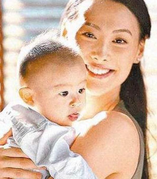 未婚先孕连生三子，她被李嘉诚“拒之门外”，如今成了最大赢家