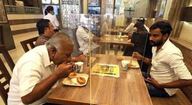 印度打砸中餐馆，被当地人直接怒怼，理由让人笑掉大牙