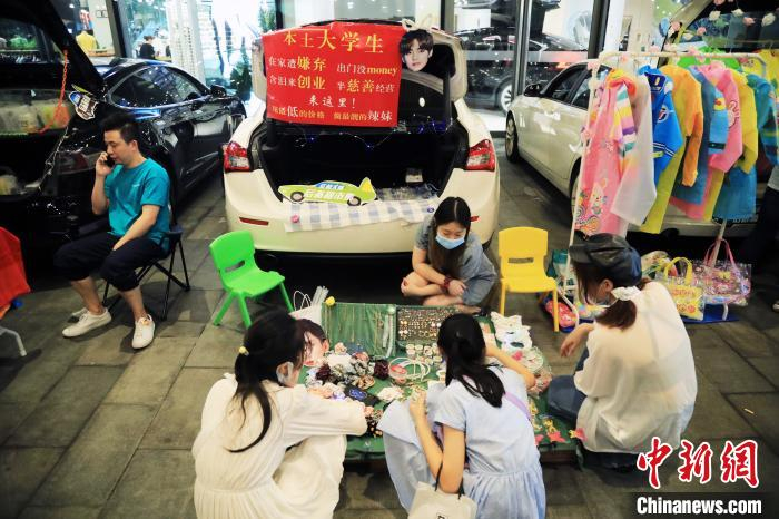 不少学生和白领在闲暇时也加入到“练摊”的行列。　汤彦俊 摄