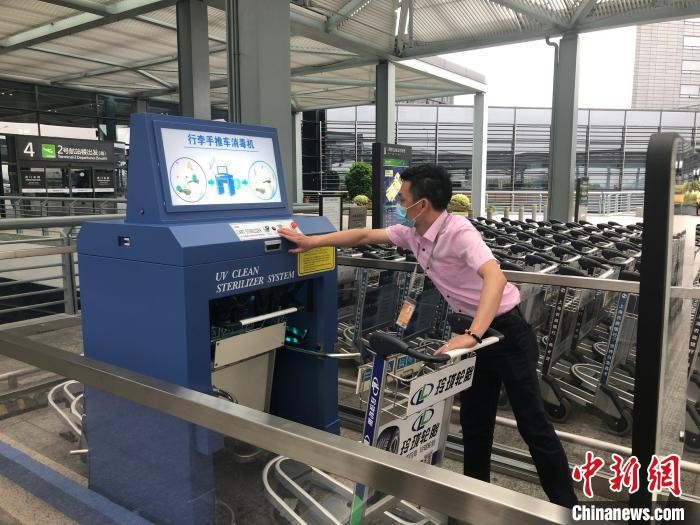     虹桥机场对于旅客经常使用的手推车，使用专用紫外线消毒机结合人工“一车使用一次一消毒”擦拭方式，6月以来日均消毒手推车6.76万辆次。　李佳佳　摄
