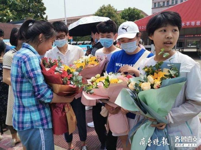 高考结束枣庄一暖心老爸：孩子要上大学了，给她买部新手机