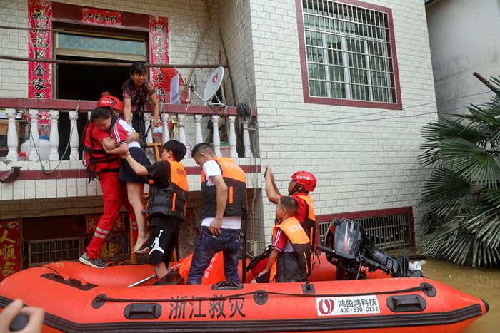 ▲7月11日，浙江台州红豹救援队参与江西抗洪救灾。新京报记者 王飞 摄影