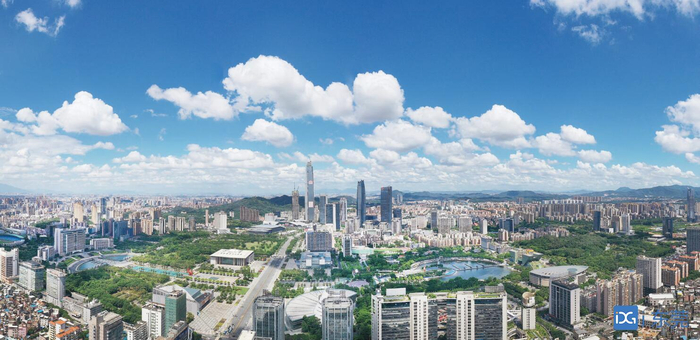 ■蓝天白云辉映下的东莞城市中心区（记者 郑志波 摄）
