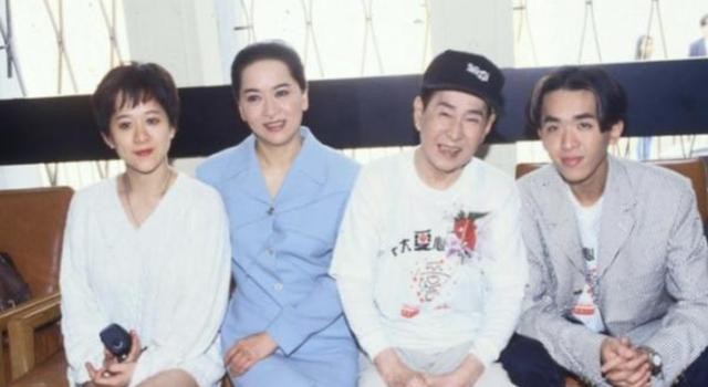 53岁邓兆尊持四亿资产养三女友过朴实生活，暑热天仍坚持公交代步
