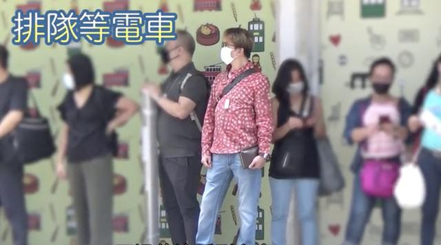 53岁邓兆尊持四亿资产养三女友过朴实生活，暑热天仍坚持公交代步