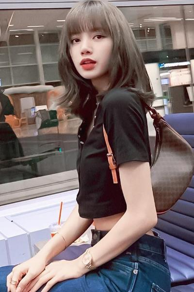 Lisa晒全新红色发照,松紧裤子却意外抢镜,网友:普通人难驾驭_新浪新闻