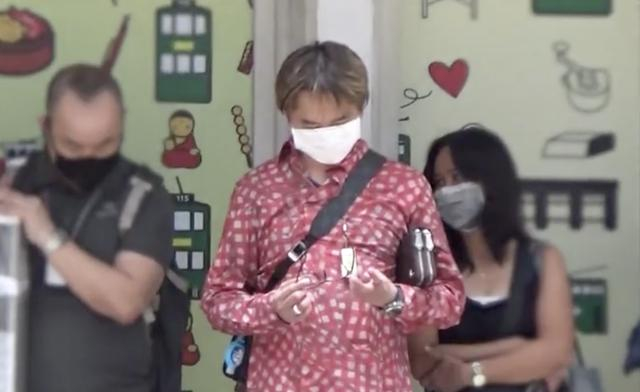 53岁邓兆尊持四亿资产养三女友过朴实生活，暑热天仍坚持公交代步