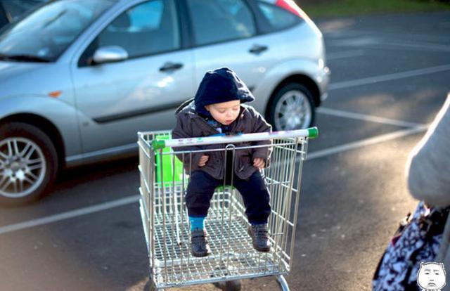 超市购物车并非“儿童车”，头重脚轻容易侧翻，孩子隐形杀手