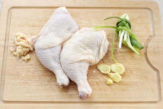 鸡腿拌着吃，嫩滑鲜美热量低，只要加入这食材，去腥提鲜又开胃！