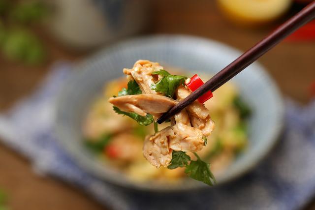 鸡腿拌着吃，嫩滑鲜美热量低，只要加入这食材，去腥提鲜又开胃！