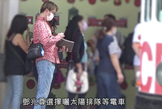 53岁邓兆尊持四亿资产养三女友过朴实生活，暑热天仍坚持公交代步