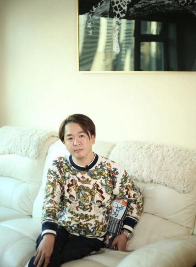 53岁邓兆尊持四亿资产养三女友过朴实生活，暑热天仍坚持公交代步