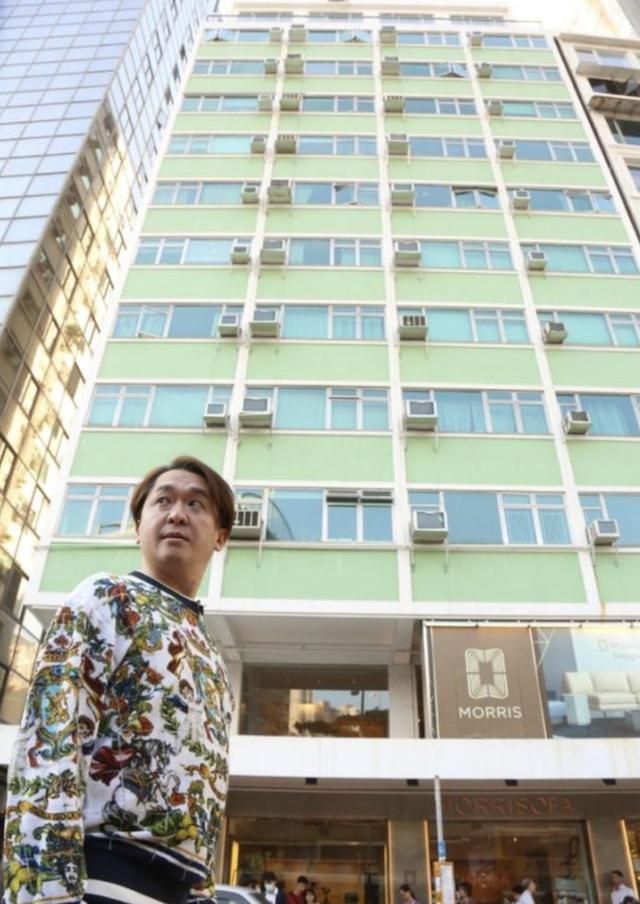 53岁邓兆尊持四亿资产养三女友过朴实生活，暑热天仍坚持公交代步
