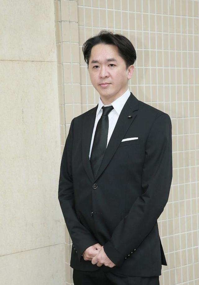 53岁邓兆尊持四亿资产养三女友过朴实生活，暑热天仍坚持公交代步