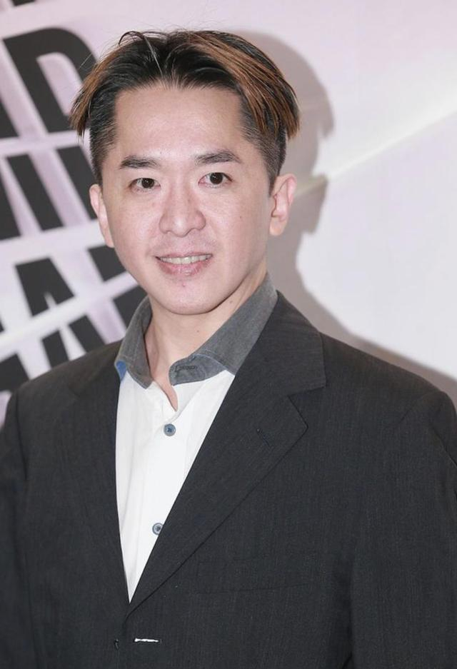 53岁邓兆尊持四亿资产养三女友过朴实生活，暑热天仍坚持公交代步