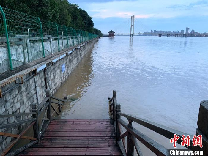  11日晚，长江主要支流之一的赣江南昌段水流湍急，连接赣江的八一大桥的桥墩，已被江水淹没大半。　李韵涵 摄