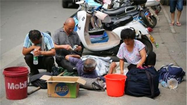 “职业乞丐”满大街,特殊时期为何都见不着他们?不用生存了吗?