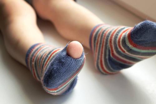 穿袜子问题难住新手宝妈，宝宝睡觉穿袜子好不好？小袜子有大学问