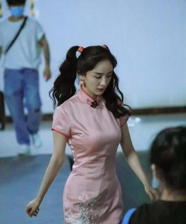 岁月从不败美人?杨幂一身紫粉旗袍太惊艳,蚂蚁腰堪称典范