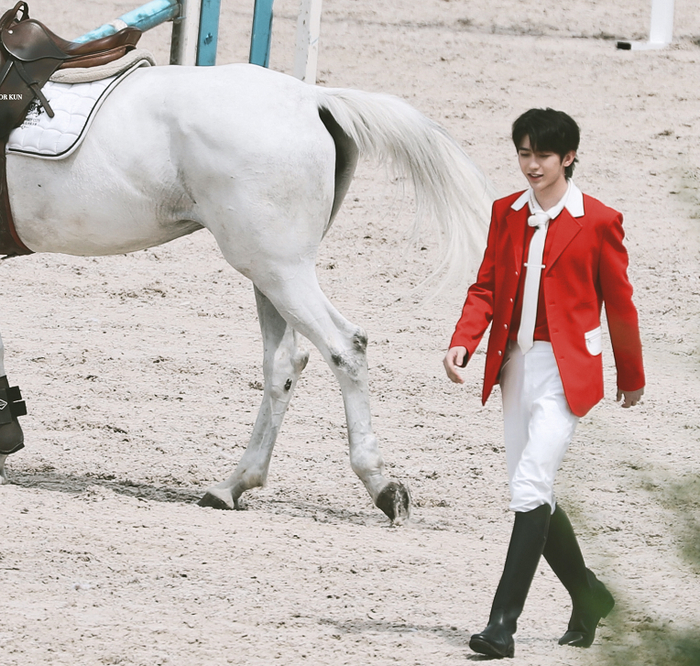 《奔跑吧》兄弟团出场,郭麒麟,蔡徐坤骑马的感觉,却是两个画风