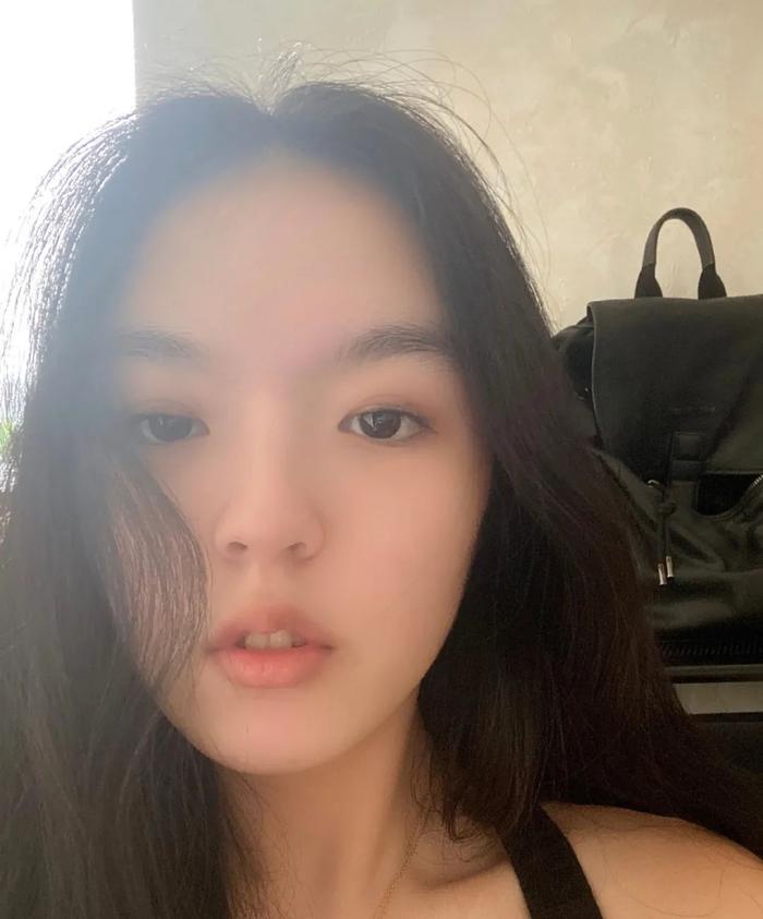 李咏18岁女儿晒性感马甲线，与奶茶妹妹成校友？哈文点赞力援女儿