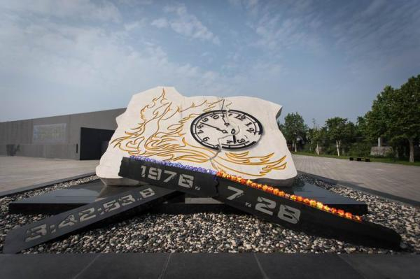 唐山大地震的发生时刻纪念雕塑