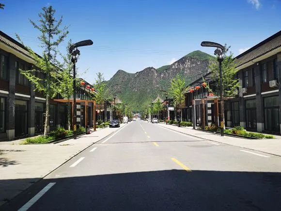 商业街空无一人。李未来 摄