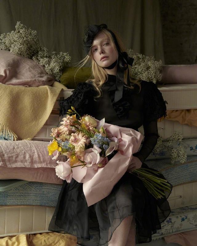 少女Elle Fanning与花朵 为你展现复古的梦幻泡影