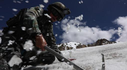 海拔6000米冰川，西藏军区某合成旅侦察分队开展极限训练