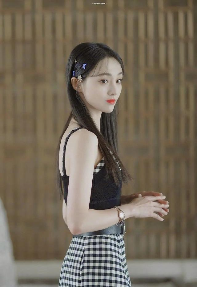 郑爽蝴蝶结双麻花辫造型出镜,搭配彩虹发夹清纯俏皮,少女范十足