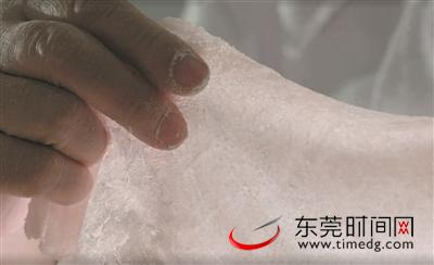 ▲鲮鱼肉擀成皮