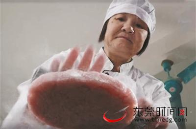 ▲萍姨正在制作鱼包
