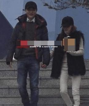 黄轩承认恋情后,首次与女友现身机场,低调打扮不掩帅气