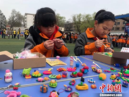 资料图：学生进行软陶制作。　屈丽霞 摄