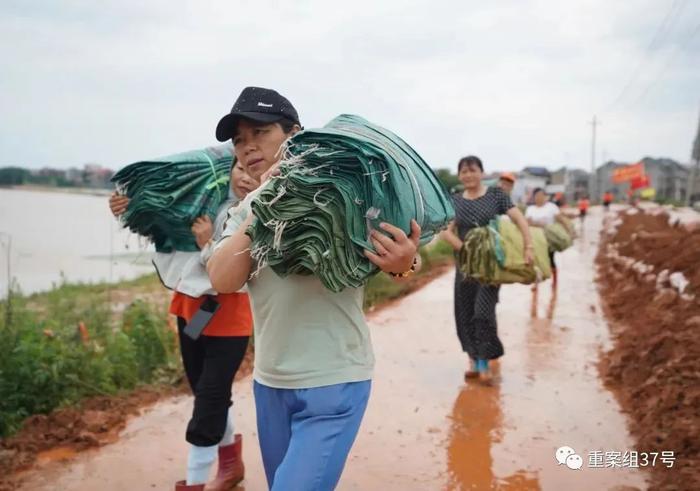 扛沙袋做后勤，广场舞队鄱阳抗洪被称“乘风破浪的姐姐”