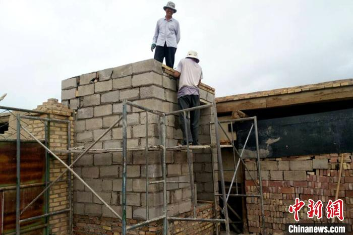 旱厕改建。(资料图) 郭英鹏 摄